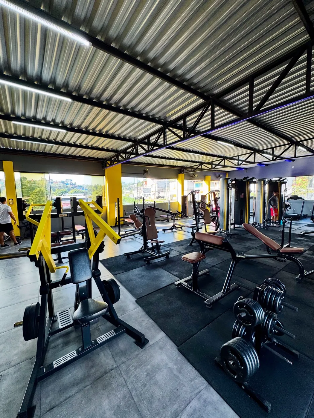 Área de treino com halteres e bancos